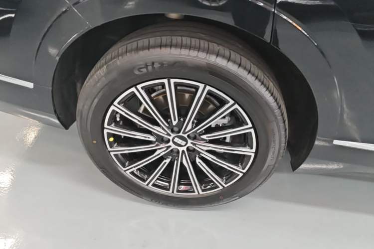 Used Geely Galaxy M9 2025 Model 210km Four-Wheel-Drive Leading Edition Right Rear Wheel Hub