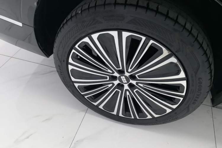 Used Geely Galaxy M9 2025 Model 210km Four-Wheel-Drive Leading Edition Right Rear Wheel Hub