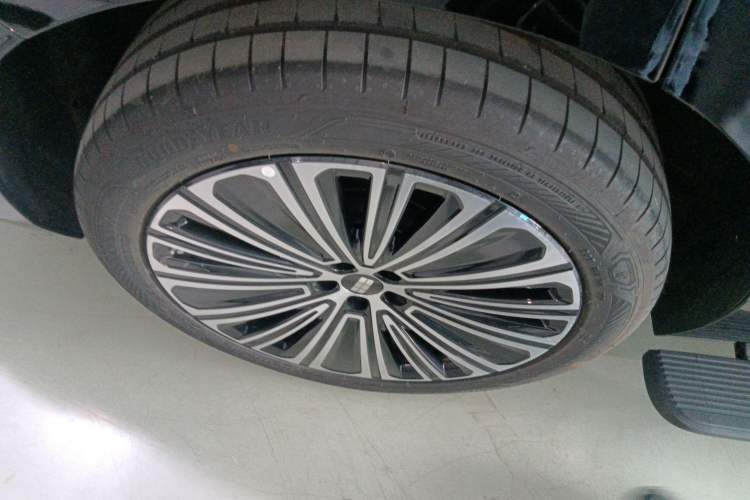 Used Geely Galaxy M9 2025 Model 210km Four-Wheel-Drive Leading Edition Right Rear Wheel Hub