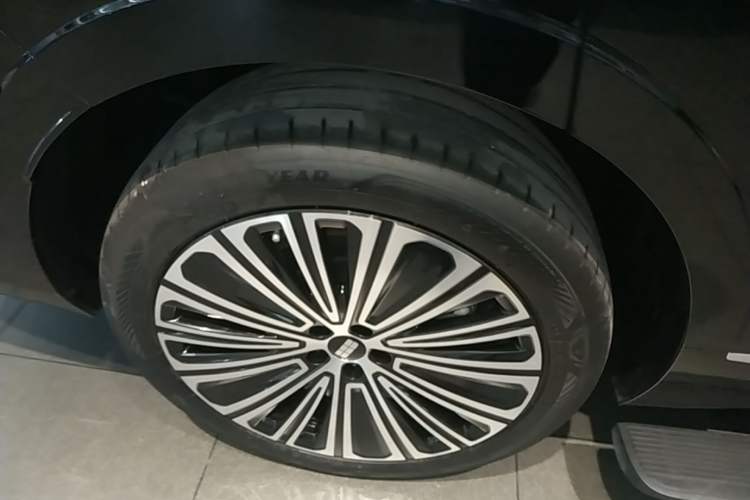 Used Geely Galaxy M9 2025 Model 210km Four-Wheel-Drive Leading Edition Right Rear Wheel Hub