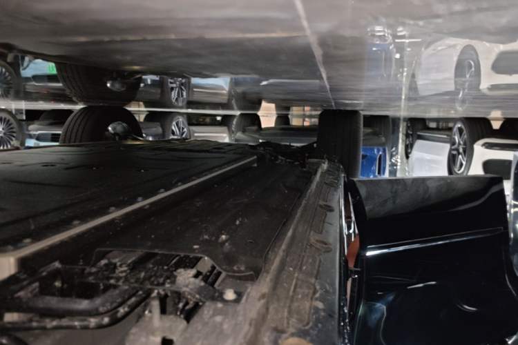 Used Geely Galaxy M9 2025 Model 210km Four-Wheel-Drive Leading Edition Right Side Sill