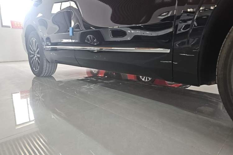 Used Geely Galaxy M9 2025 Model 100km Two-Wheel-Drive Smart Navigation Edition Right Side Sill