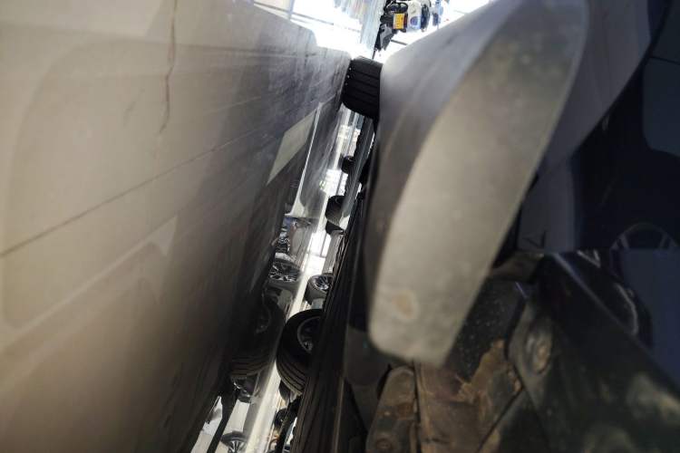 Used Geely Galaxy M9 2025 Model 230km Two-Wheel-Drive Exploration Edition Right Side Sill