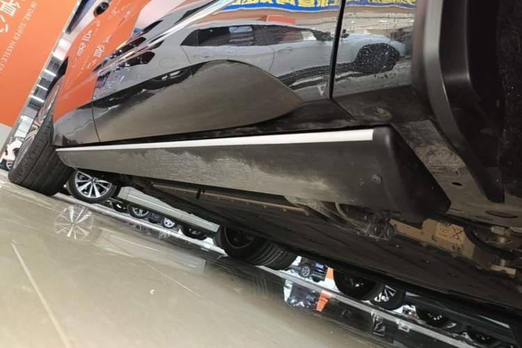 Used Geely Galaxy M9 2025 Model 210km Four-Wheel-Drive Leading Edition Right Side Sill