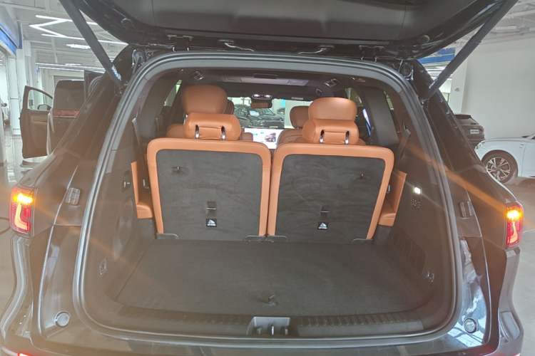 Used Geely Galaxy M9 2025 Model 210km Four-Wheel-Drive Leading Edition Trunk