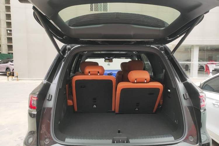 Used Geely Galaxy M9 2025 Model 210km Four-Wheel-Drive Leading Edition Trunk