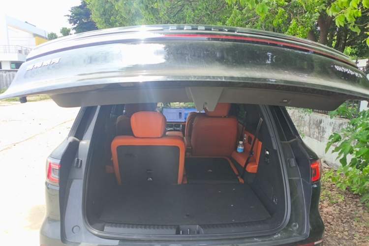 Used Geely Galaxy M9 2025 Model 210km Four-Wheel-Drive Leading Edition Trunk