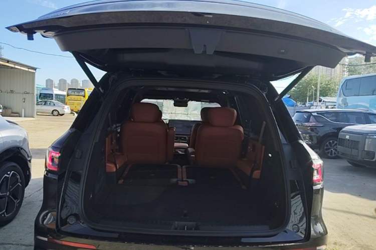 Used Geely Galaxy M9 2025 Model 210km Four-Wheel-Drive Leading Edition Trunk