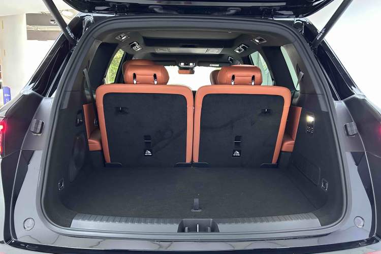 Used Geely Galaxy M9 2025 Model 210km Four-Wheel-Drive Leading Edition Trunk