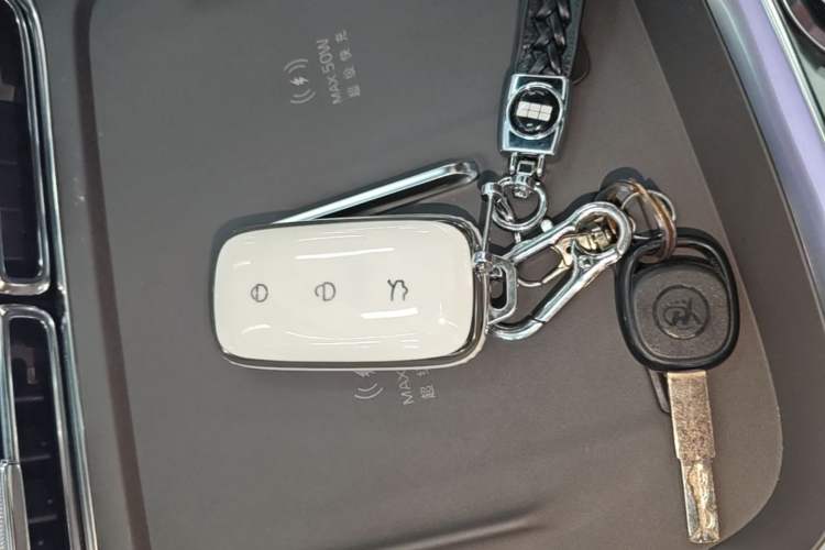 Used Geely Galaxy M9 2025 Model 210km Four-Wheel-Drive Leading Edition Vehicle Key