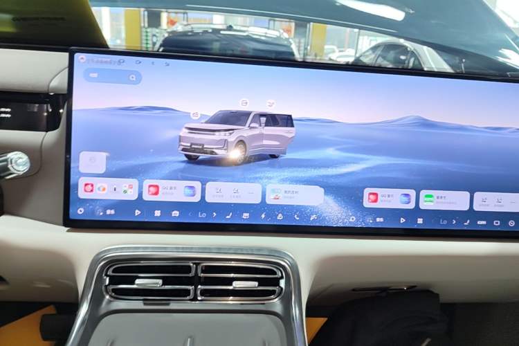 Used Geely Galaxy M9 2025 Model 210km Four-Wheel-Drive Leading Edition Audio And AC Panel
