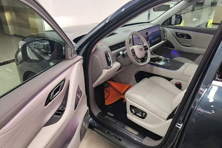 Used Geely Galaxy M9 2025 Model 210km Four-Wheel-Drive Leading Edition Driver Seat
