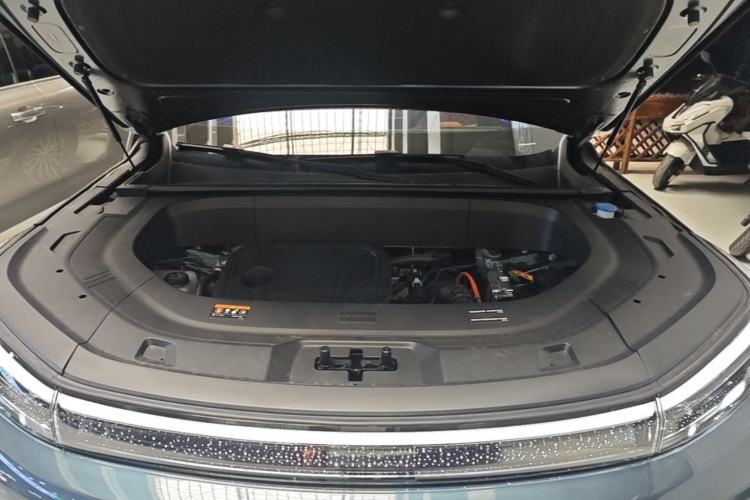 Used Geely Galaxy M9 2025 Model 210km Four-Wheel-Drive Leading Edition Engine Bay