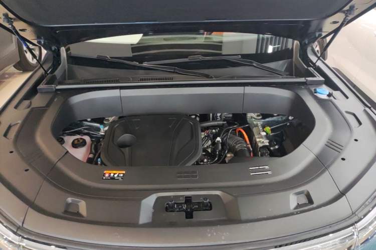 Used Geely Galaxy M9 2025 Model 210km Four-Wheel-Drive Leading Edition Engine Bay