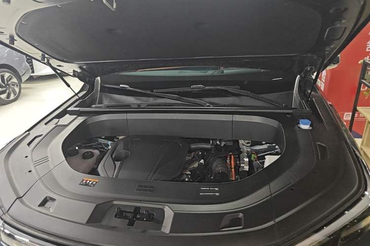 Used Geely Galaxy M9 2025 Model 230km Two-Wheel-Drive Exploration Edition Engine Bay