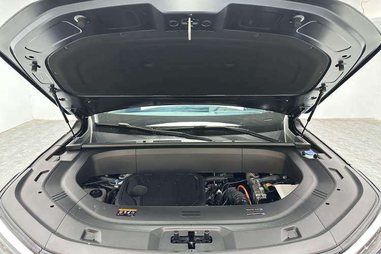 Used Geely Galaxy M9 2025 Model 210km Four-Wheel-Drive Leading Edition Engine Bay
