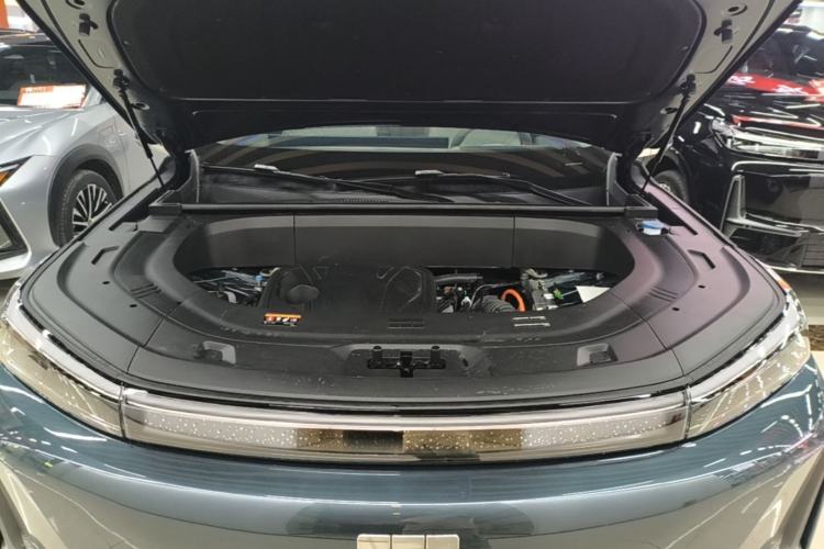 Used Geely Galaxy M9 2025 Model 210km Four-Wheel-Drive Leading Edition Engine Bay