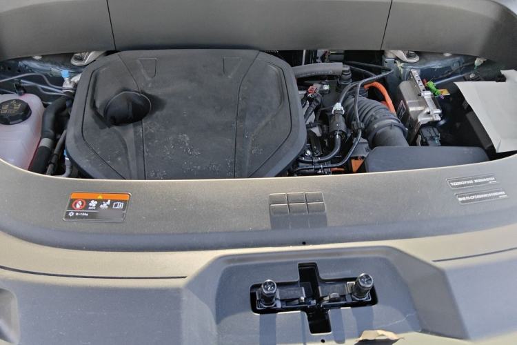 Used Geely Galaxy M9 2025 Model 210km Four-Wheel-Drive Leading Edition Engine Bay