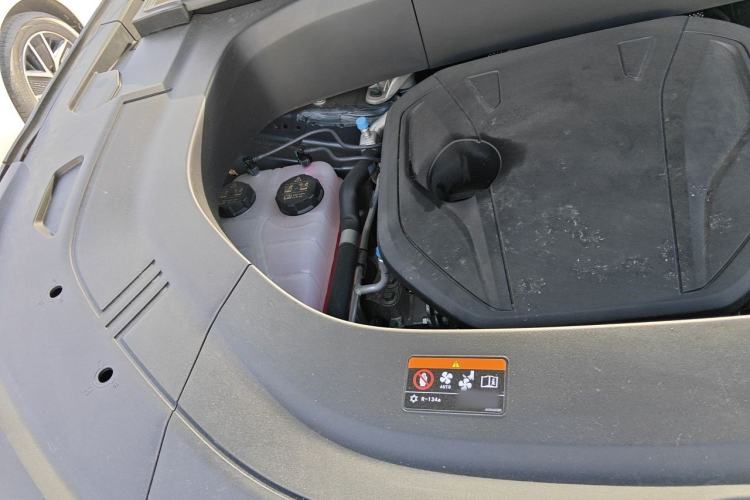 Used Geely Galaxy M9 2025 Model 210km Four-Wheel-Drive Leading Edition Engine Bay Right