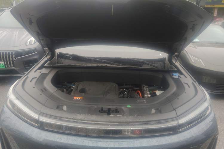 Used Geely Galaxy M9 2025 Model 230km Two-Wheel-Drive Exploration Edition Engine Bay