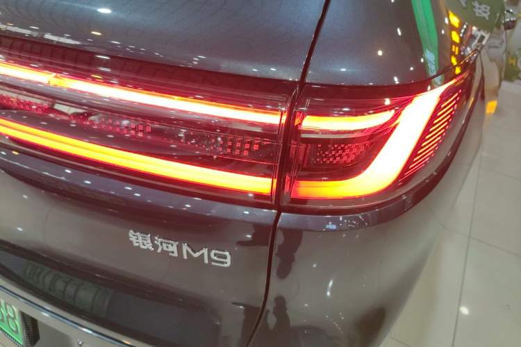 Used Geely Galaxy M9 2025 Model 230km Two-Wheel-Drive Exploration Edition Exterior 6