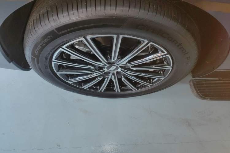 Used Geely Galaxy M9 2025 Model 230km Two-Wheel-Drive Exploration Edition Exterior 7