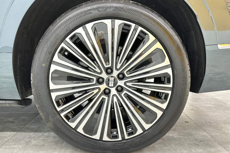 Used Geely Galaxy M9 2025 Model 210km Four-Wheel-Drive Leading Edition Exterior 8