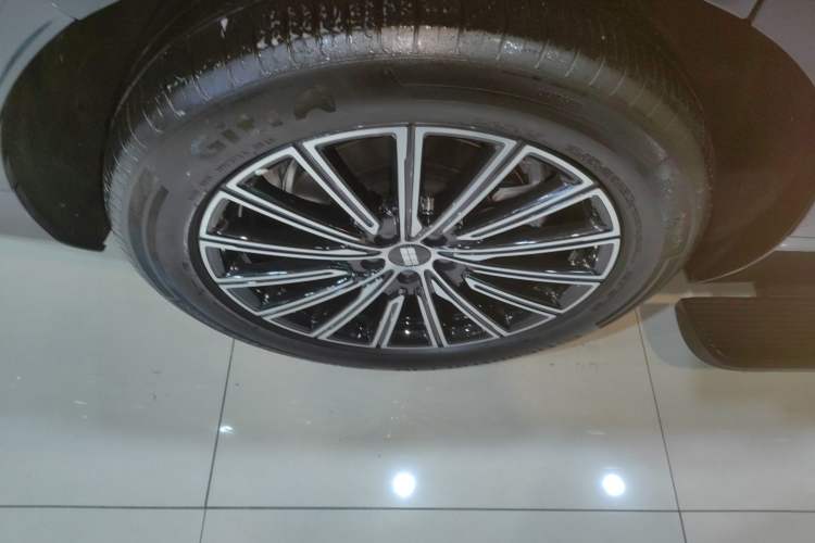 Used Geely Galaxy M9 2025 Model 230km Two-Wheel-Drive Exploration Edition Exterior 8