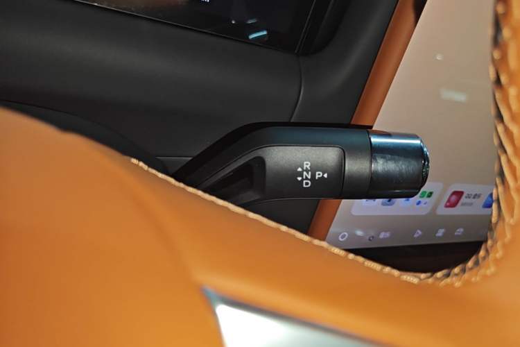 Used Geely Galaxy M9 2025 Model 230km Two-Wheel-Drive Exploration Edition Gear Lever
