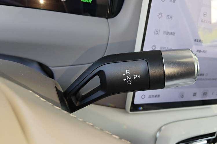 Used Geely Galaxy M9 2025 Model 210km Four-Wheel-Drive Leading Edition Gear Lever