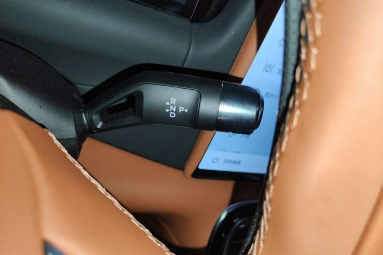 Used Geely Galaxy M9 2025 Model 230km Two-Wheel-Drive Exploration Edition Gear Lever