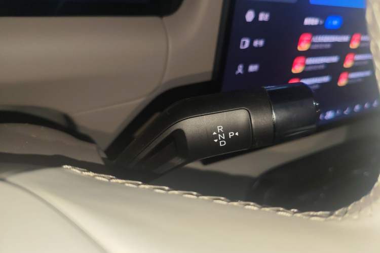 Used Geely Galaxy M9 2025 Model 230km Two-Wheel-Drive Exploration Edition Gear Lever