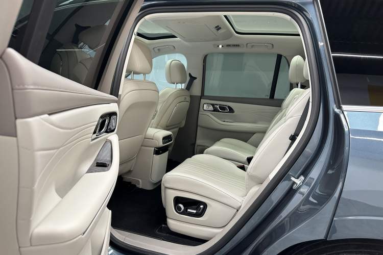 Used Geely Galaxy M9 2025 Model 210km Four-Wheel-Drive Leading Edition Interior 3
