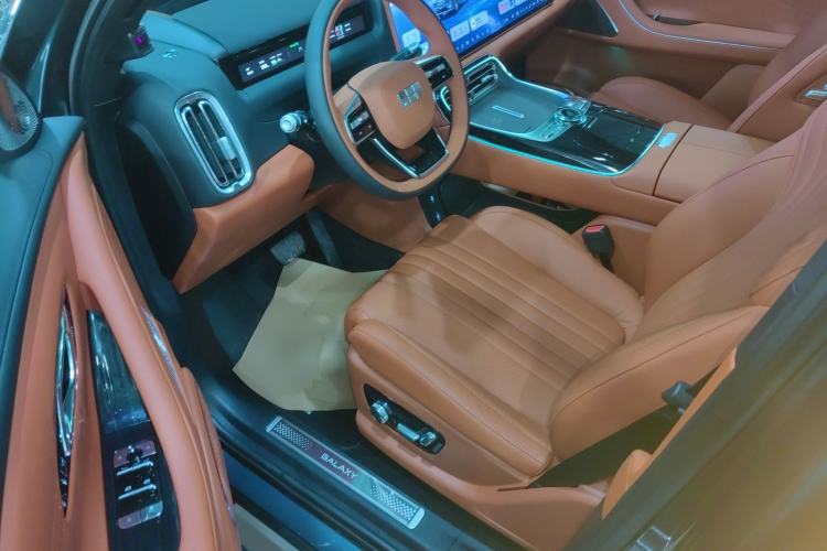 Used Geely Galaxy M9 2025 Model 230km Two-Wheel-Drive Exploration Edition Interior 3