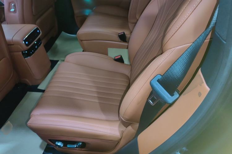 Used Geely Galaxy M9 2025 Model 230km Two-Wheel-Drive Exploration Edition Interior 4