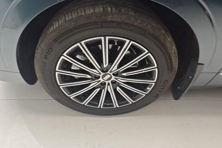 Used Geely Galaxy M9 2025 Model 210km Four-Wheel-Drive Leading Edition Left Front Wheel Hub