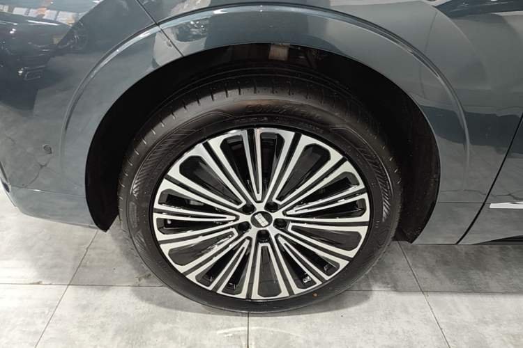 Used Geely Galaxy M9 2025 Model 210km Four-Wheel-Drive Leading Edition Left Front Wheel Hub