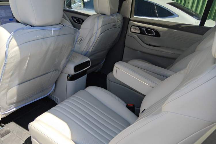 Used Geely Galaxy M9 2025 Model 210km Four-Wheel-Drive Leading Edition Left Rear Seat