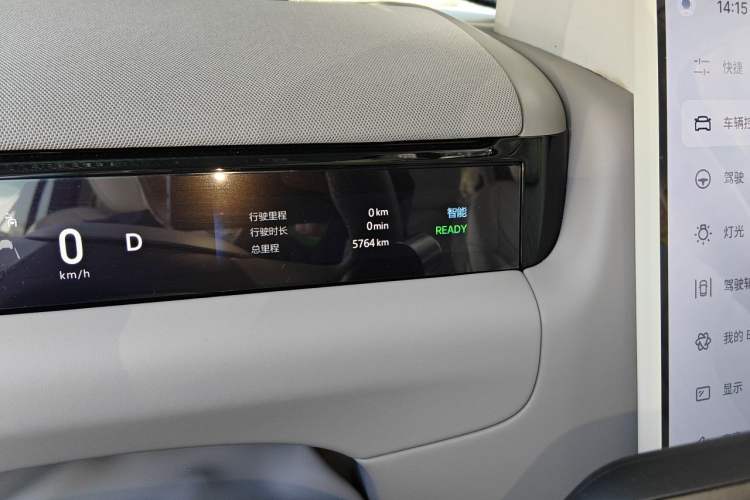 Used Geely Galaxy M9 2025 Model 210km Four-Wheel-Drive Leading Edition Odometer Close Up