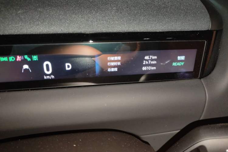 Used Geely Galaxy M9 2025 Model 230km Two-Wheel-Drive Exploration Edition Odometer Close Up