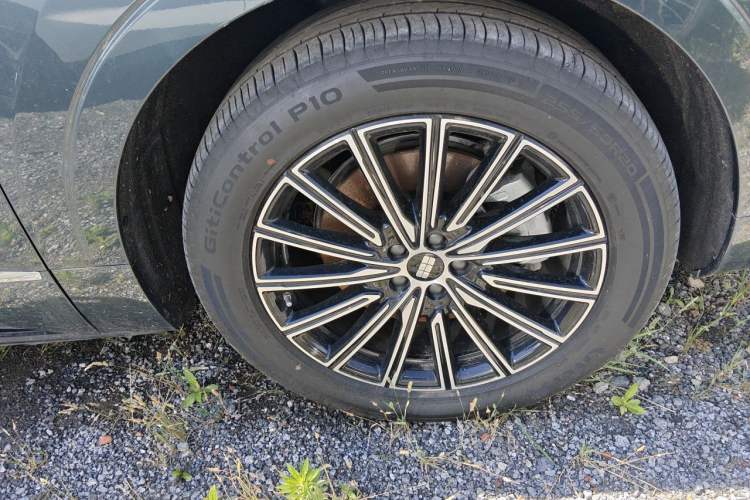 Used Geely Galaxy M9 2025 Model 210km Four-Wheel-Drive Leading Edition Right Front Wheel Hub