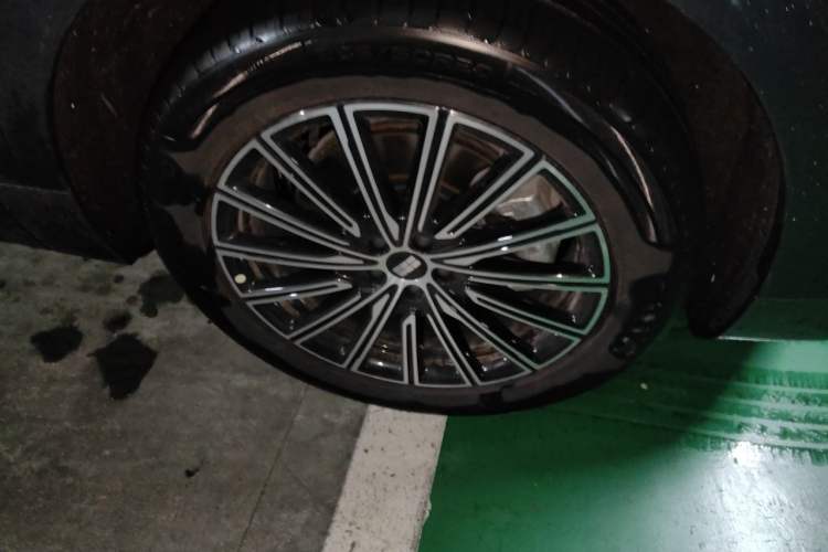Used Geely Galaxy M9 2025 Model 230km Two-Wheel-Drive Exploration Edition Right Front Wheel Hub