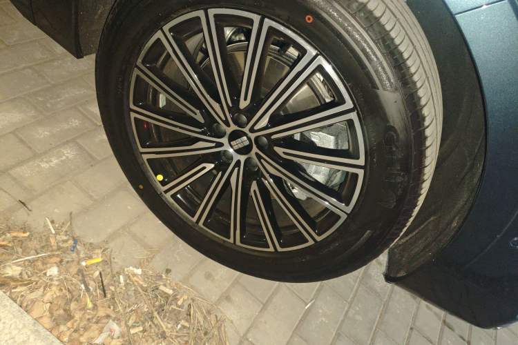 Used Geely Galaxy M9 2025 Model 230km Two-Wheel-Drive Exploration Edition Right Front Wheel Hub