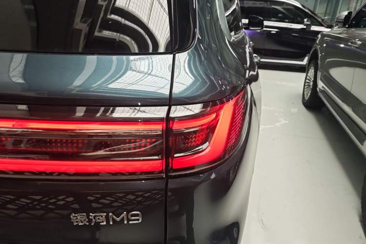 Used Geely Galaxy M9 2025 Model 210km Four-Wheel-Drive Leading Edition Right Rear Taillight