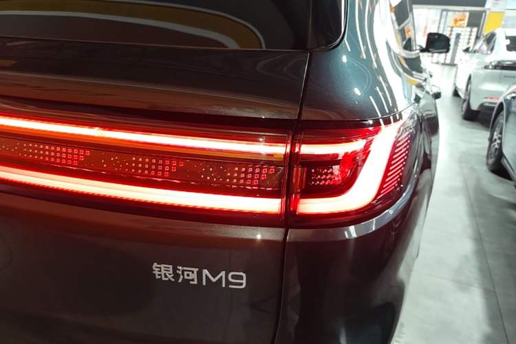 Used Geely Galaxy M9 2025 Model 210km Four-Wheel-Drive Leading Edition Right Rear Taillight