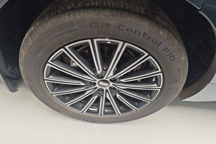 Used Geely Galaxy M9 2025 Model 210km Four-Wheel-Drive Leading Edition Right Rear Wheel Hub