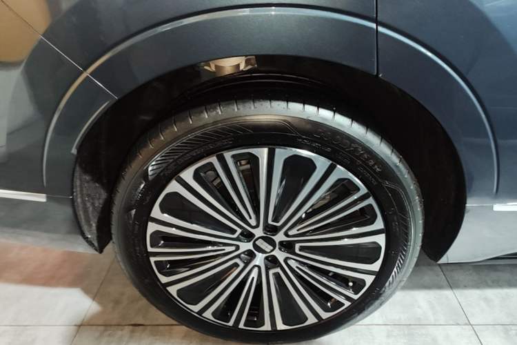 Used Geely Galaxy M9 2025 Model 210km Four-Wheel-Drive Leading Edition Right Rear Wheel Hub