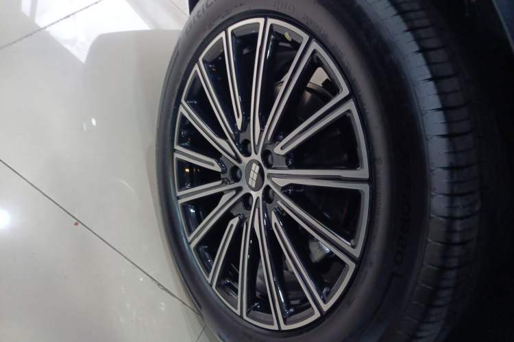 Used Geely Galaxy M9 2025 Model 230km Two-Wheel-Drive Exploration Edition Right Rear Wheel Hub