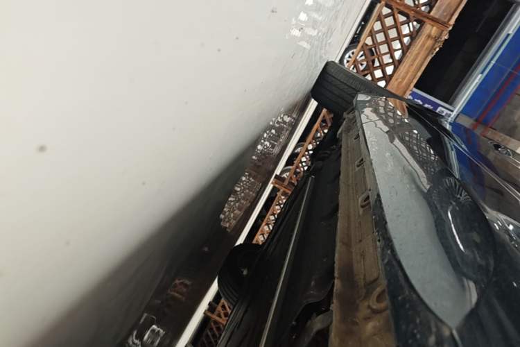 Used Geely Galaxy M9 2025 Model 210km Four-Wheel-Drive Leading Edition Right Side Sill