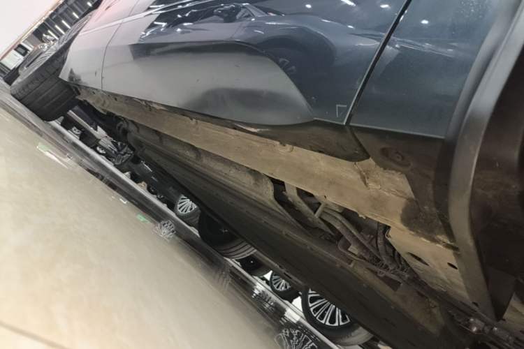 Used Geely Galaxy M9 2025 Model 210km Four-Wheel-Drive Leading Edition Right Side Sill